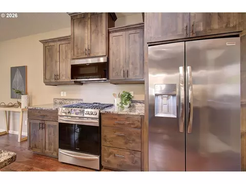 Kitchen - 553 SE 23rd Ter, Gresham, OR 97080 photo 2 of 3