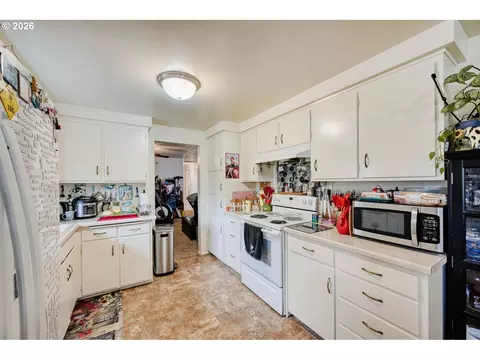 Kitchen - 2562 Dover Dr, Eugene, OR 97404 photo 3 of 3