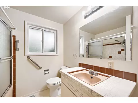 Bath - 2562 Dover Dr, Eugene, OR 97404 photo 2 of 3
