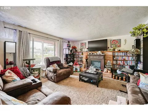 Living - 2562 Dover Dr, Eugene, OR 97404 photo 1 of 2