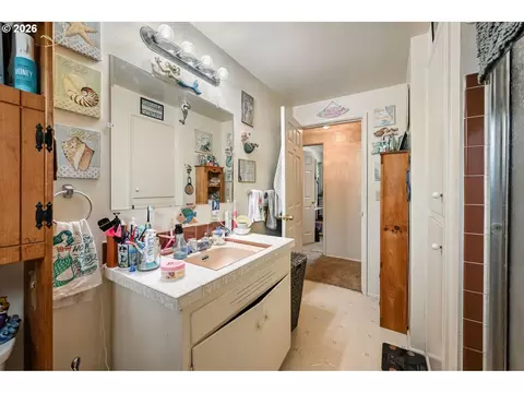 Bath - 2562 Dover Dr, Eugene, OR 97404 photo 1 of 1