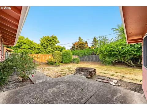Exterior - 2562 Dover Dr, Eugene, OR 97404 photo 7 of 9