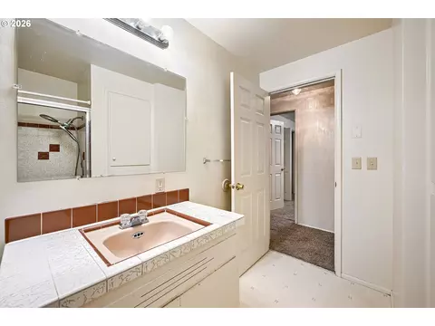 Bath - 2562 Dover Dr, Eugene, OR 97404 photo 3 of 3