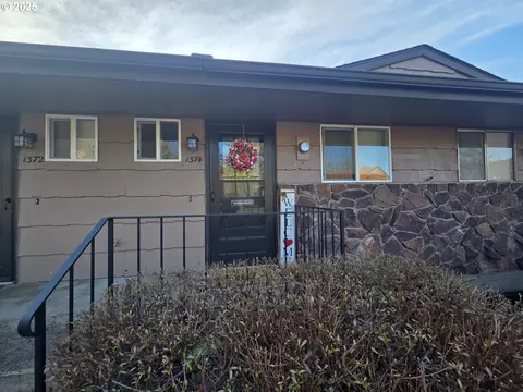1374 SE Court Ave #10, Roseburg, OR 97470
