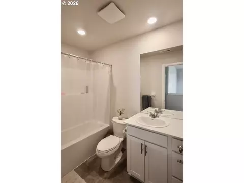 Bath - 2289 30th Pl, Springfield, OR 97477 photo 4 of 4
