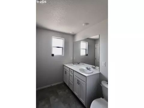 Bath - 2289 30th Pl, Springfield, OR 97477 photo 3 of 4