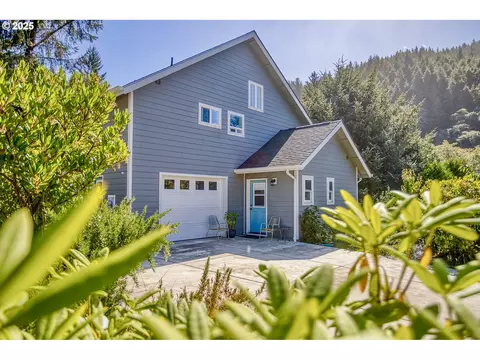 350 Combs Cir, Yachats, OR 97498