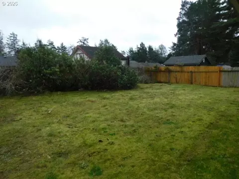 Exterior - 1990 Willow St, Florence, OR 97439 photo 1 of 2