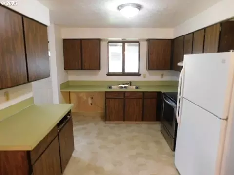 Kitchen - 1990 Willow St, Florence, OR 97439 photo 1 of 2