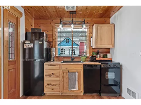 Kitchen - 65254 Pine Tree Rd, Enterprise, OR 97828 photo 5 of 5