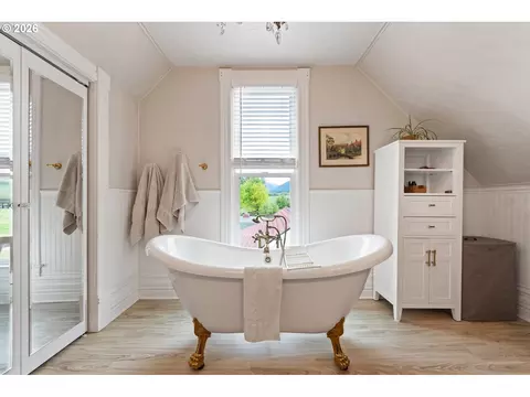 Bath - 65254 Pine Tree Rd, Enterprise, OR 97828 photo 2 of 4