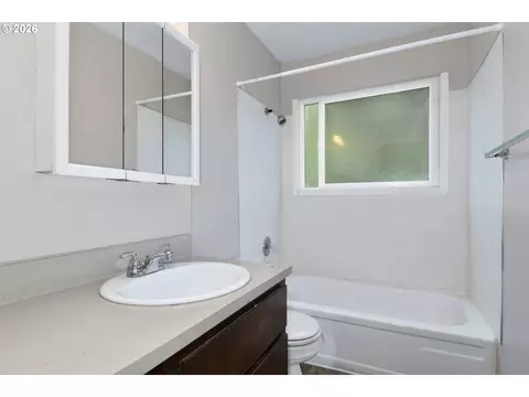 Bath - 3110 NE 7th Ct, Gresham, OR 97030 photo 1 of 1