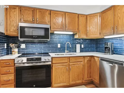 Kitchen - 1326 Quaker St, Eugene, OR 97402 photo 2 of 5