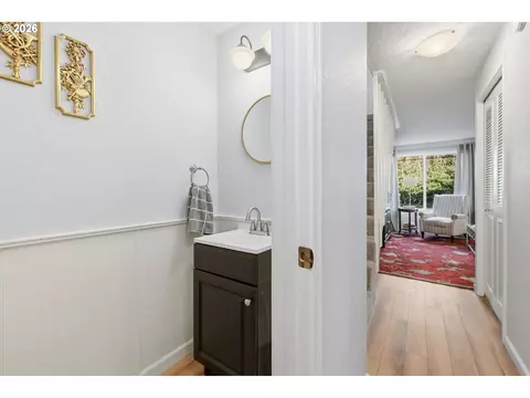 Entry Way - 1326 Quaker St, Eugene, OR 97402 photo 3 of 7