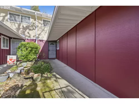 Exterior - 1326 Quaker St, Eugene, OR 97402 photo 4 of 8