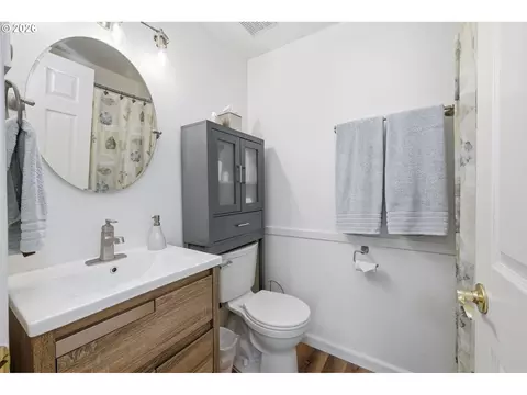 Bath - 1326 Quaker St, Eugene, OR 97402 photo 1 of 1