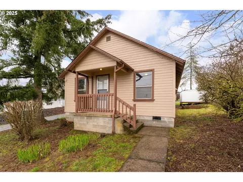 308 SE 1st St, Oakland, OR 97462