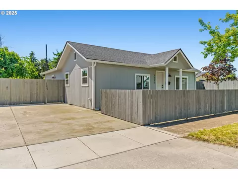 1121 D St, Springfield, OR 97477