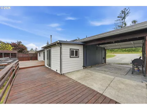 Exterior - 1820 E Cedar St, Myrtle Point, OR 97458 photo 2 of 11