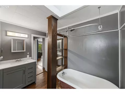 Bath - 1820 E Cedar St, Myrtle Point, OR 97458 photo 3 of 3