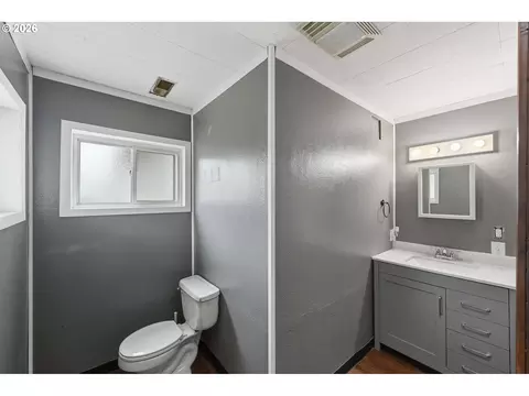 Bath - 1820 E Cedar St, Myrtle Point, OR 97458 photo 2 of 3