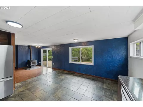 Living - 1820 E Cedar St, Myrtle Point, OR 97458 photo 3 of 4