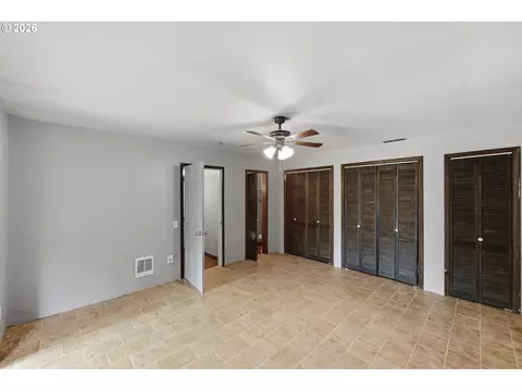 Bedroom - 1820 E Cedar St, Myrtle Point, OR 97458 photo 1 of 4