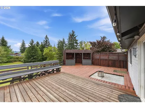 Exterior - 1820 E Cedar St, Myrtle Point, OR 97458 photo 4 of 11