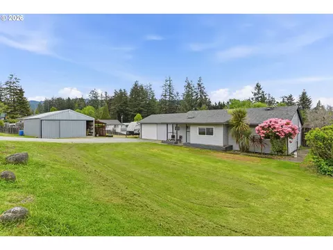 1820 E Cedar St, Myrtle Point, OR 97458