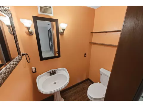 Bath - 1820 E Cedar St, Myrtle Point, OR 97458 photo 1 of 3