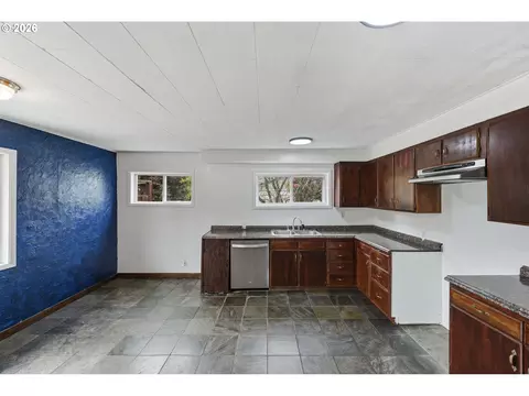 Kitchen - 1820 E Cedar St, Myrtle Point, OR 97458 photo 2 of 2