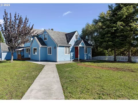 584 Exchange St, North Bend, OR 97459