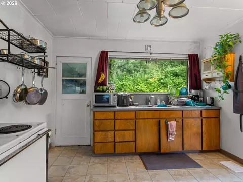 Kitchen - 32510 E Bell Rd, Corbett, OR 97019 photo 1 of 1
