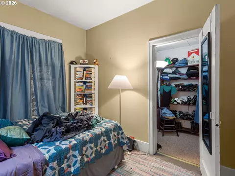 Bedroom - 32510 E Bell Rd, Corbett, OR 97019 photo 2 of 3