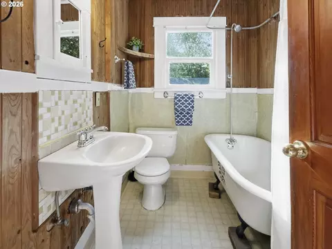 Bath - 2380 Emerald St, Eugene, OR 97403 photo 1 of 1