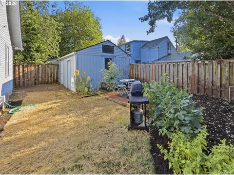 Exterior - 2380 Emerald St, Eugene, OR 97403 photo 9 of 10