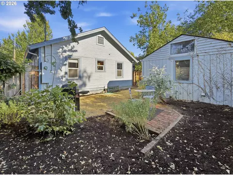 Exterior - 2380 Emerald St, Eugene, OR 97403 photo 10 of 10