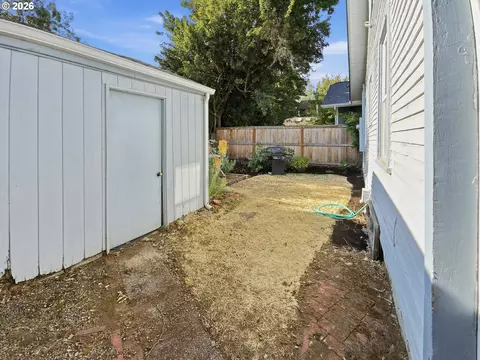 Exterior - 2380 Emerald St, Eugene, OR 97403 photo 8 of 10