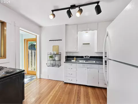 Kitchen - 2380 Emerald St, Eugene, OR 97403 photo 1 of 3