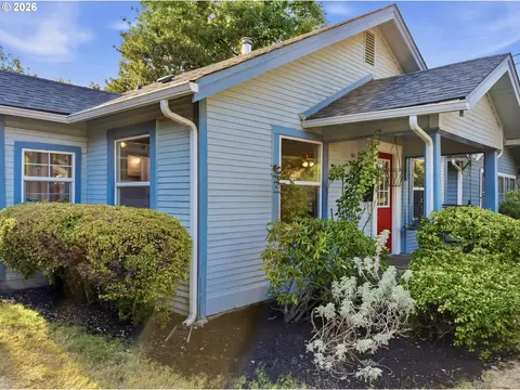 Exterior - 2380 Emerald St, Eugene, OR 97403 photo 2 of 10