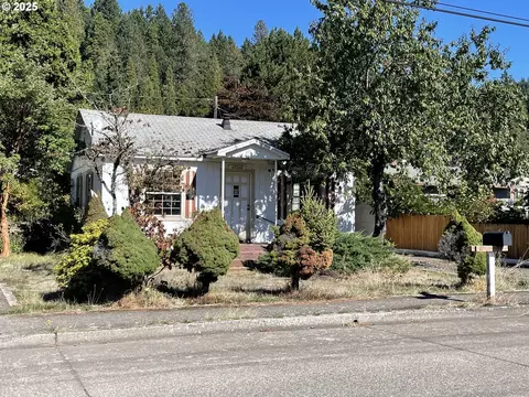 48345 Commercial St, Oakridge, OR 97463