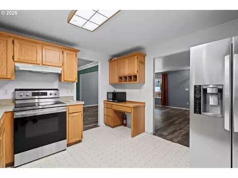 Kitchen - 37637 Solso Ct, Sandy, OR 97055 photo 2 of 2