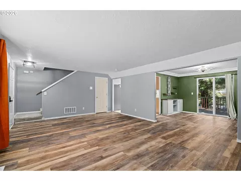 Living - 37637 Solso Ct, Sandy, OR 97055 photo 2 of 3