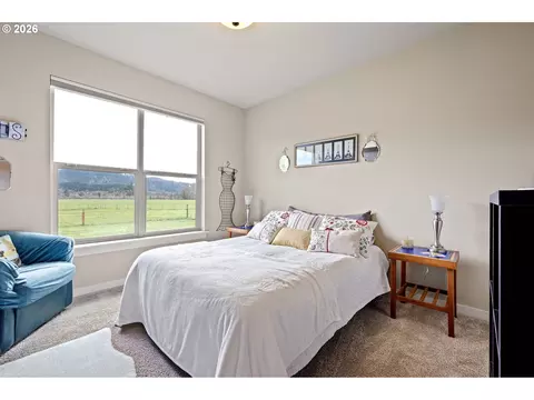 Bedroom - 90375 Hill Rd, Springfield, OR 97478 photo 3 of 4