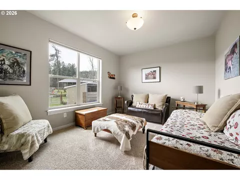 Bedroom - 90375 Hill Rd, Springfield, OR 97478 photo 4 of 4