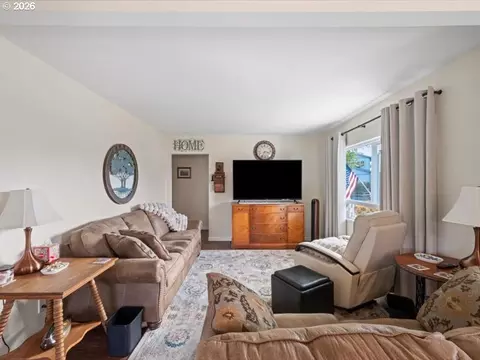 Living - 455 E Sunset Dr, Hermiston, OR 97838 photo 1 of 2
