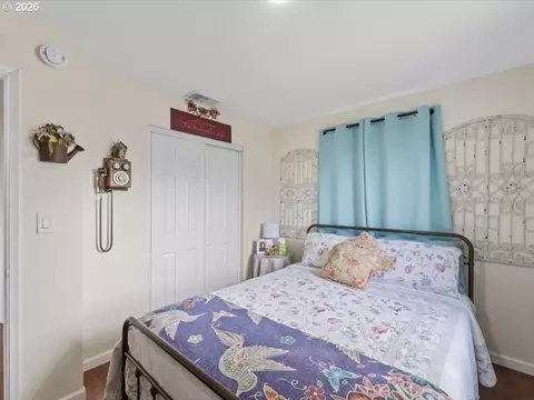 Bedroom - 455 E Sunset Dr, Hermiston, OR 97838 photo 2 of 4