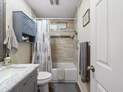 Bath - 455 E Sunset Dr, Hermiston, OR 97838 photo 2 of 2