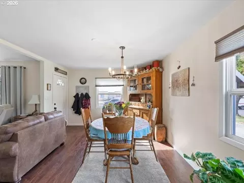 Dining - 455 E Sunset Dr, Hermiston, OR 97838 photo 3 of 3