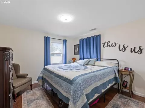 Bedroom - 455 E Sunset Dr, Hermiston, OR 97838 photo 3 of 4